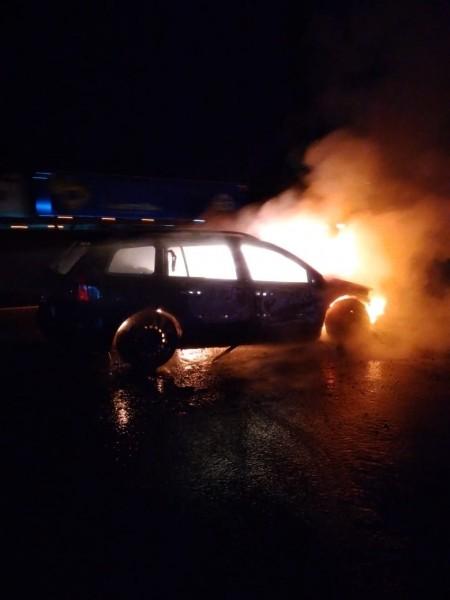 Carro pega fogo na BR-101 em Araranguá 