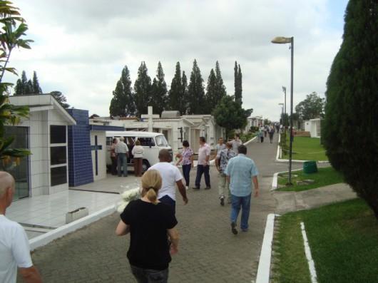 Cemitério municipal de Criciúma recebe milhares de visitas