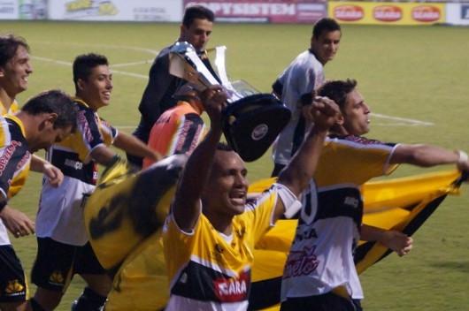 Ao término do jogo, atletas dão a volta olímpica no Majestoso