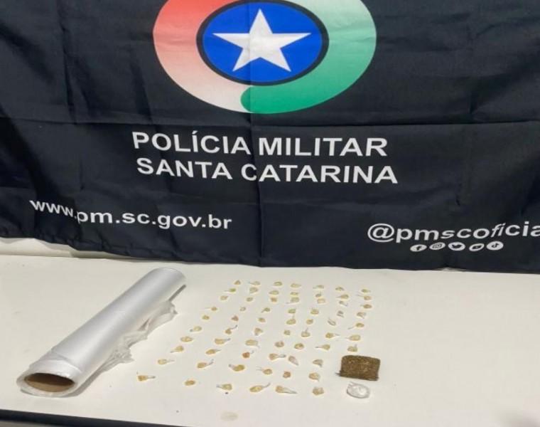 PM prende dois homens em Sombrio após denúncia de tráfico de drogas