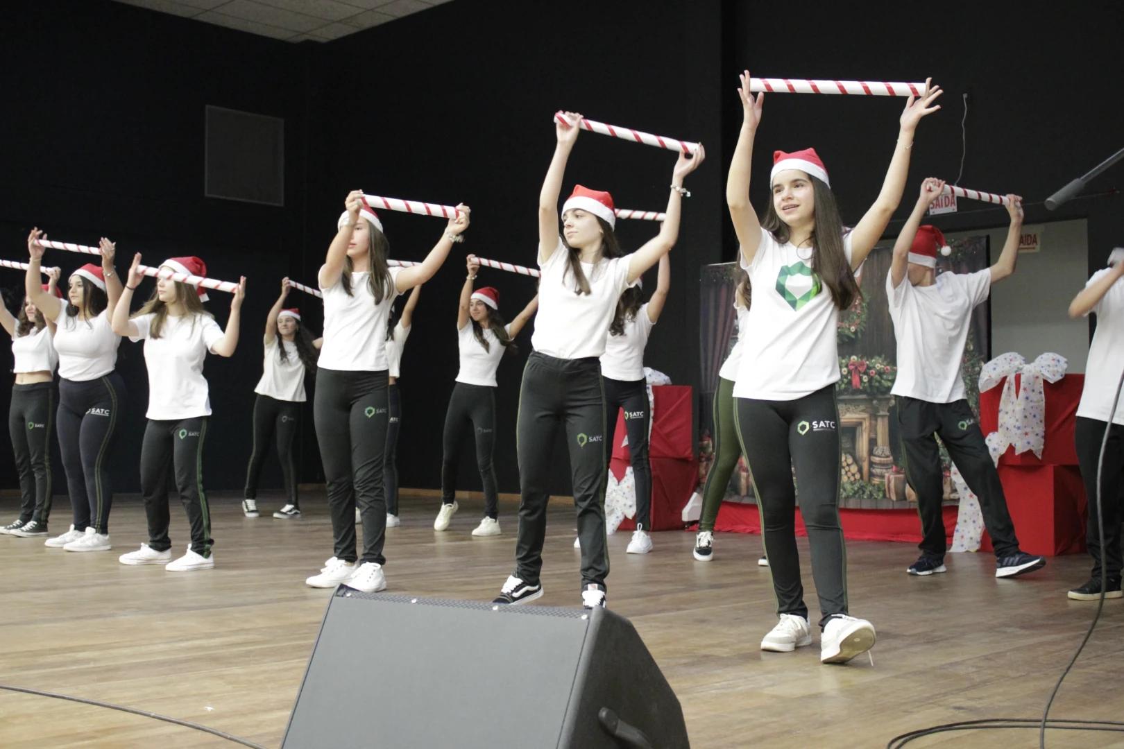 Show de Natal traz emoção para famílias do Colégio Satc Turvo