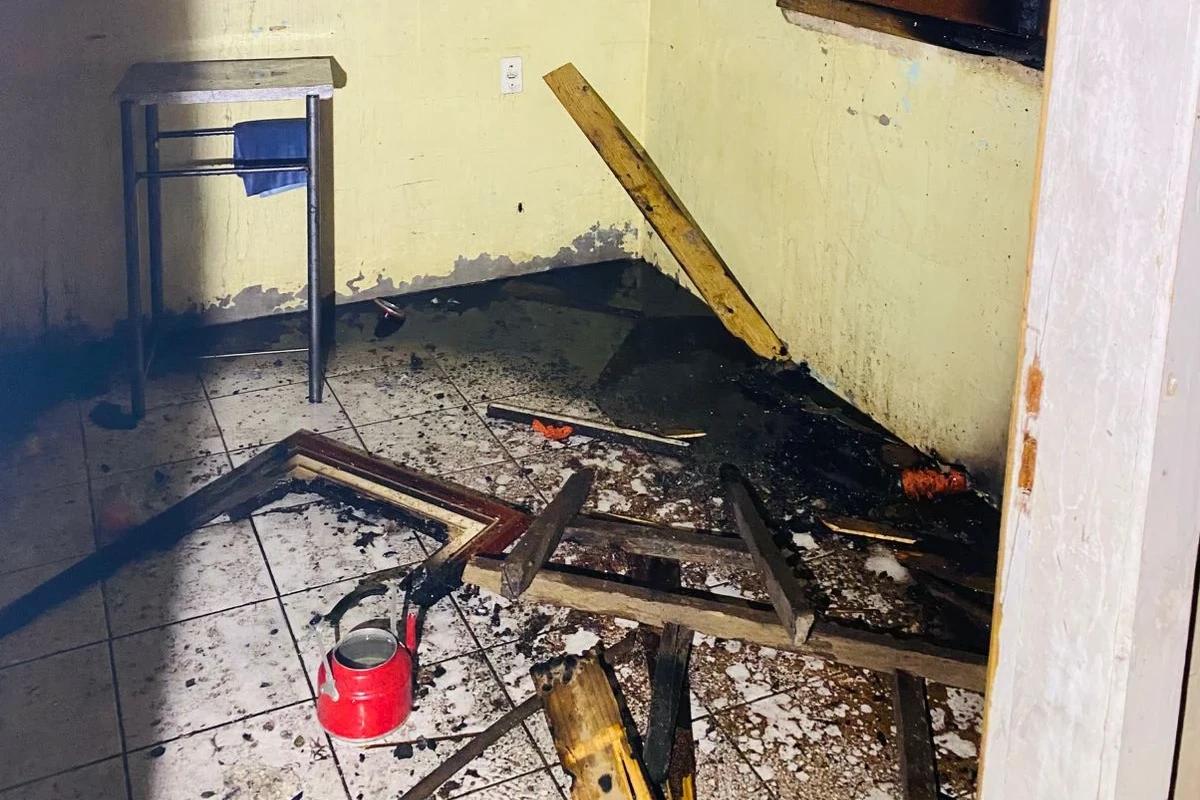 Policiais entram em casa em chamas e salvam idosa em Araranguá
