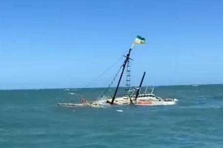 Prefeito se pronuncia e lamenta naufrágio de embarcação turística em Laguna
