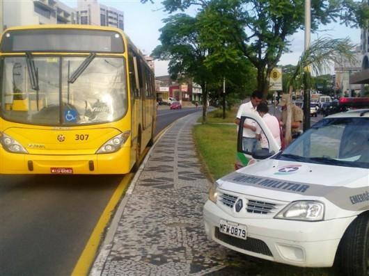 Pedestre é atropelada por amarelinho