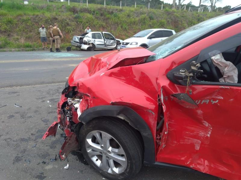 Acidente envolvendo três carros deixa feridos em Criciúma