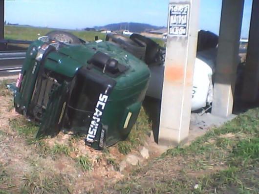 Caminhão carregado de cimento tomba em Sangão