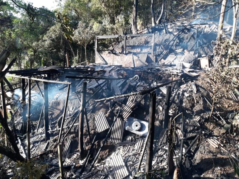 Bombeiros combatem incêndio em residência de 60 metros quadrados 