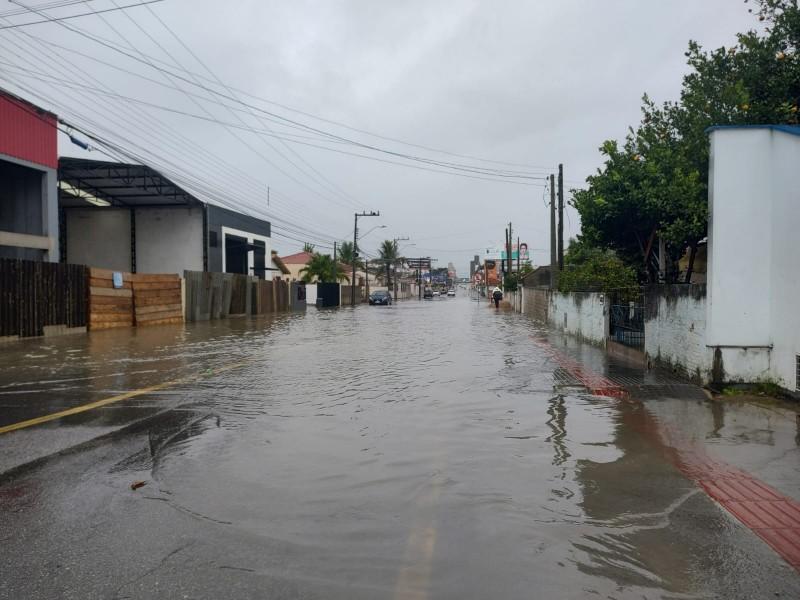 Chuvas causam alagamentos em ruas de Tubarão 