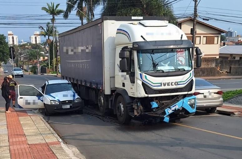 Colisão entre picape e caminhão deixa motorista ferido em Criciúma