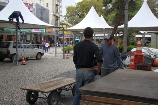 Estrutura da Feira do Livro começa a ser montada
