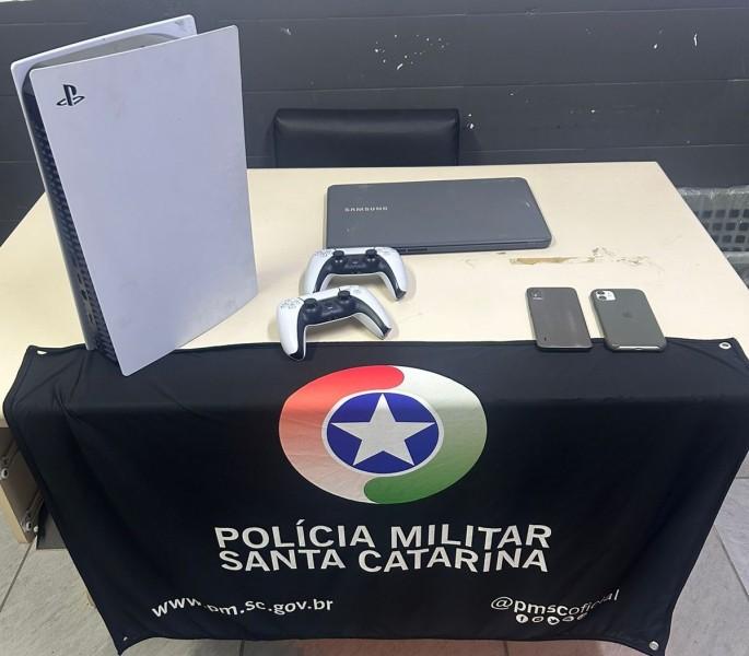 Jovem com mandado de prisão ativo é preso com PlayStation roubado em Criciúma