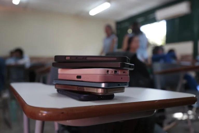 Publicadas diretrizes que detalham possibilidades e restrições de uso de celulares em sala de aula