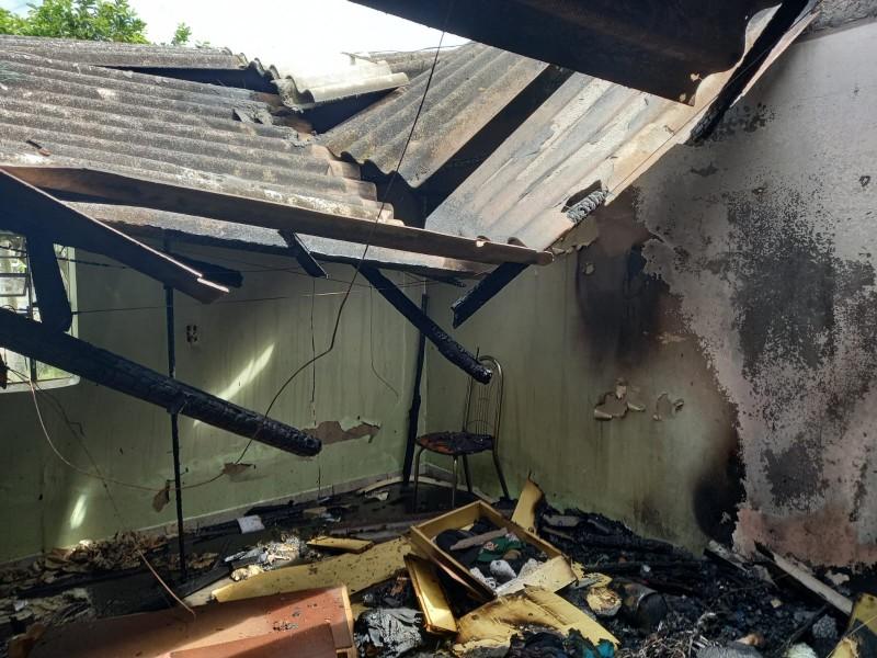 Bombeiros combatem incêndio em residência em Balneário Rincão