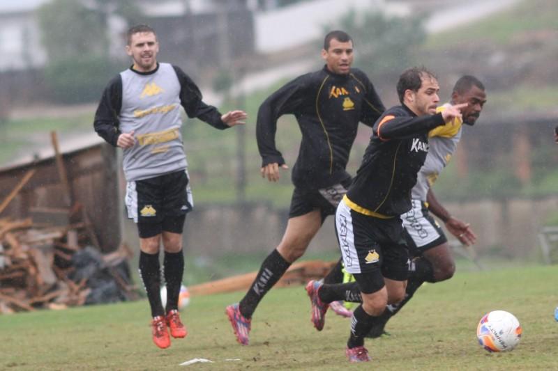 Tigre treina parte técnica e cobranças de faltas