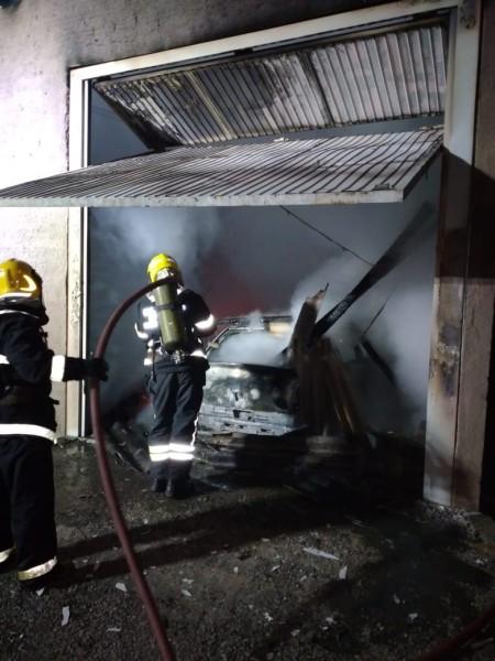 Bombeiros combatem incêndio em lavanderia de Araranguá; um veículo foi destruído pelas chamas 