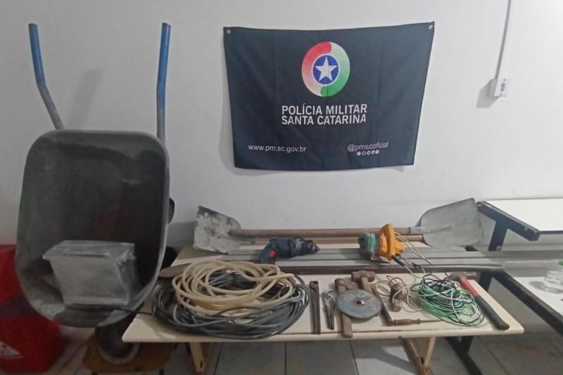 Com tornozeleira eletrônica, jovem é preso furtando ferramentas de obra em Araranguá