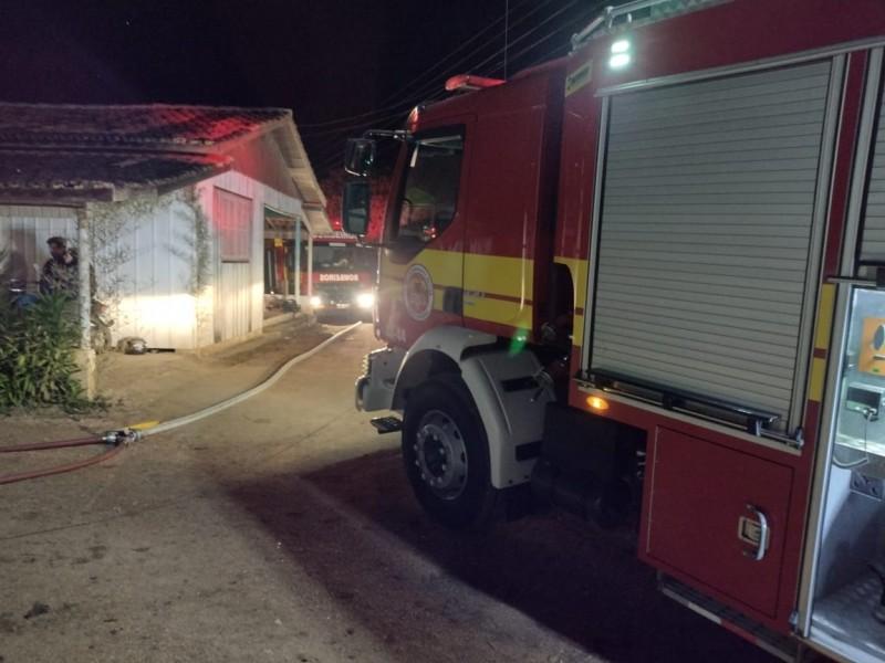 Bombeiros combatem incêndio em residência na cidade de Orleans