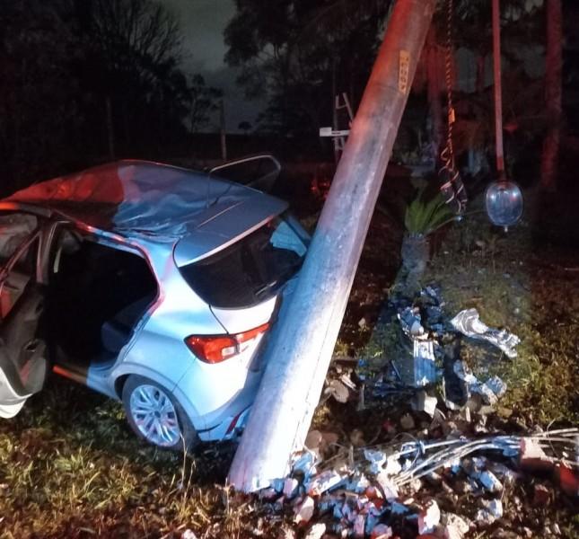 Motorista fica gravemente ferido após bater carro contra poste em Criciúma