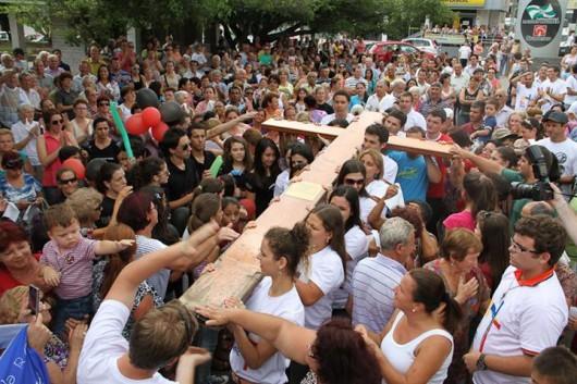 Em Lauro Müller, centenas de fiéis recebem os símbolos da JMJ 