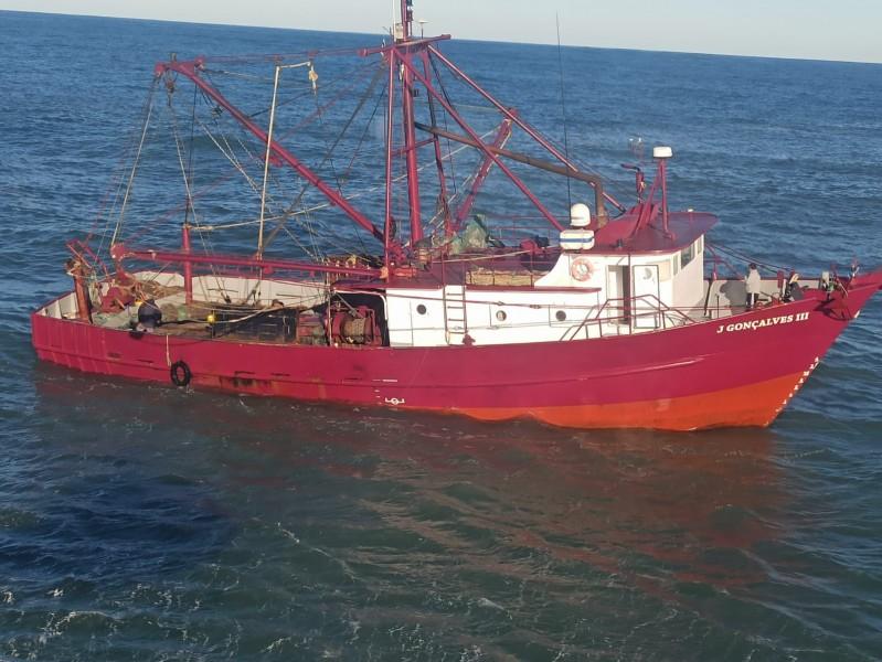 Pescador é resgatado em alto-mar pelo serviço aeromédico do Samu; veja fotos e vídeos