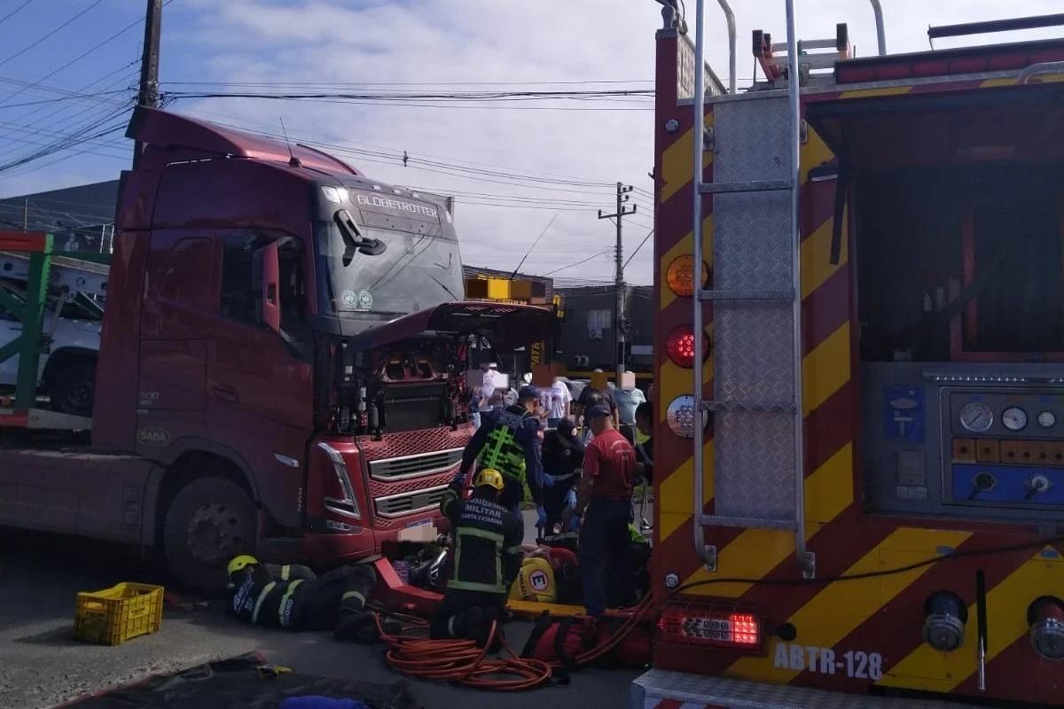 Peça de moto atravessa perna de mulher em acidente na avenida Centenário
