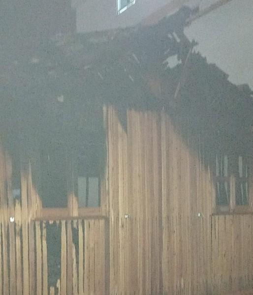 Cocal do Sul: bombeiros combatem incêndio em casa de madeira