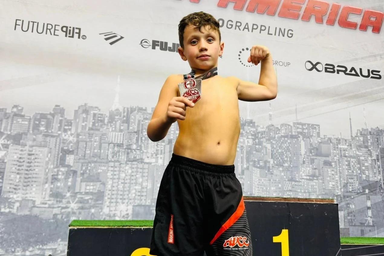 Criciumense de 8 anos disputa torneio internacional de Jiu-jítsu