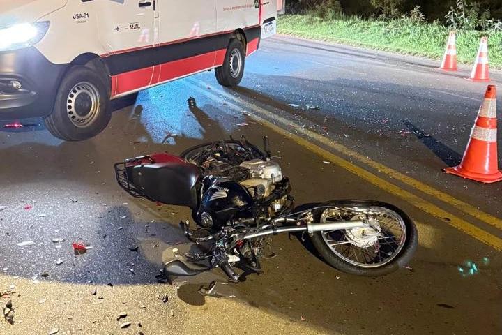 Colisão entre carro e moto deixa dois jovens feridos em Criciúma