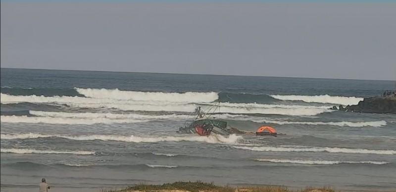 Passo de Torres: embarcação com oito tripulantes naufraga e uma pessoa desaparece