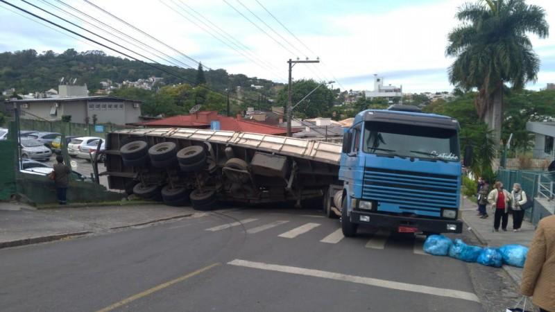 Carreta tomba na subida da Cliniimagem; motorista não se feriu