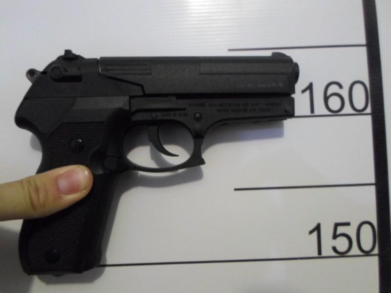 Com réplica de pistola, homem embriagado invade residência