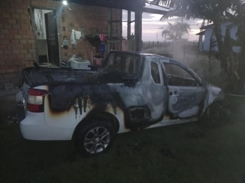 Carro é consumido por incêndio em Araranguá e condutor apaga chamas utilizando mangueira