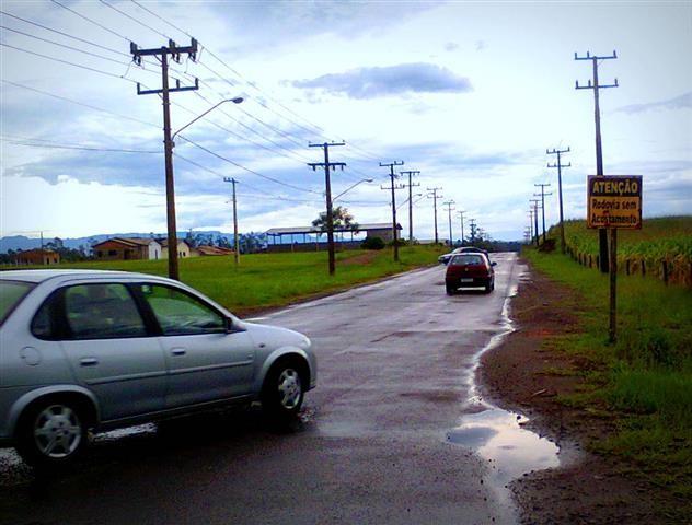 Estradas sem acostamento são perigo para motoristas e pedestres