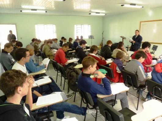 Mais de 30 jovens fazem estágio vocacional