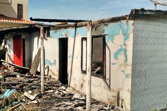 Casa é parcialmente destruída por fogo em Arroio do Silva 