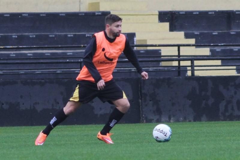Élvis se apresenta e faz primeiro treino no Tigre
