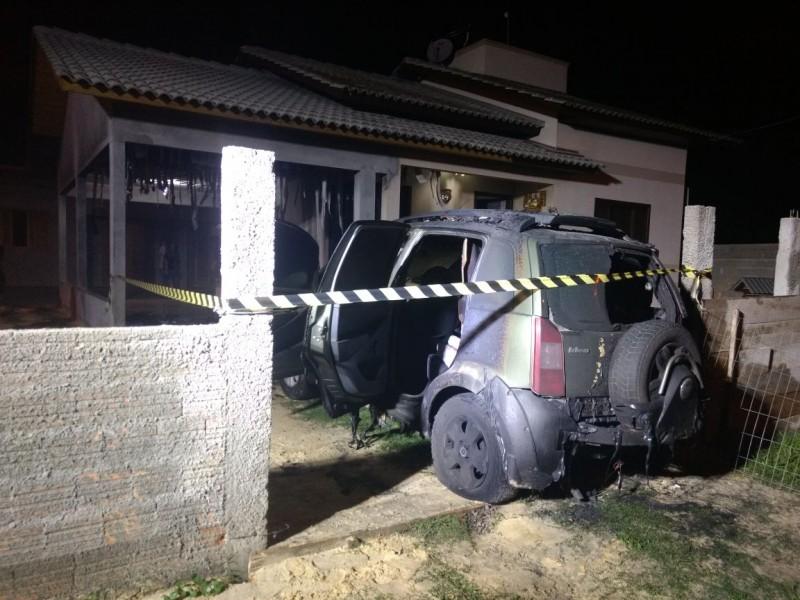 Populares combatem incêndio a carro em garagem de residência