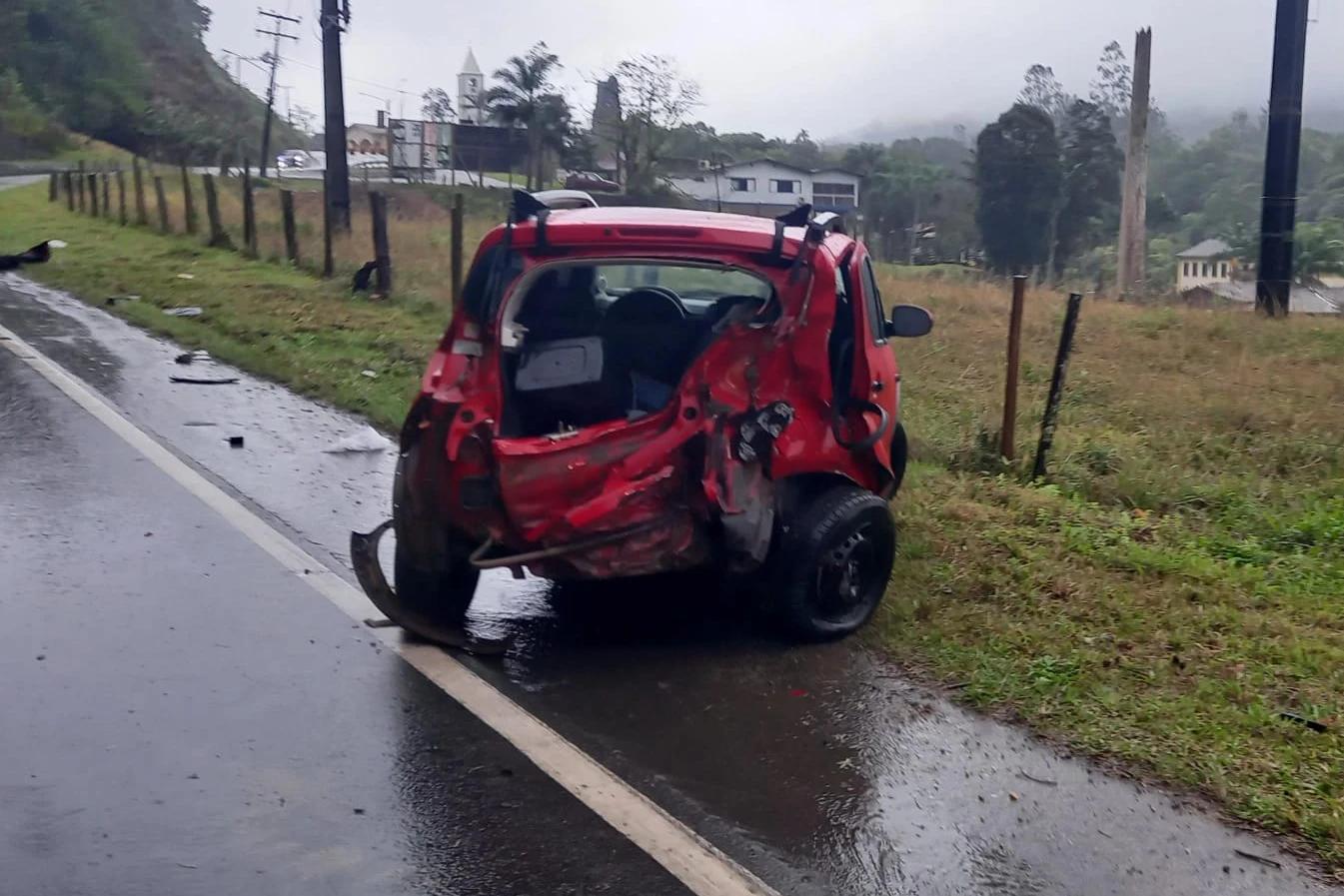 Colisão frontal deixa motorista ferido na SC-108 em Urussanga