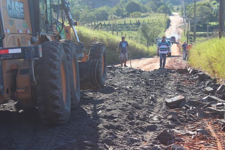 Secretaria de Obras faz lastreamento de estrada reaproveitando material de empresa
