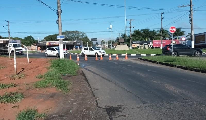 Rompimento de adutora provoca alteração no trânsito e deixa bairros de Içara sem água