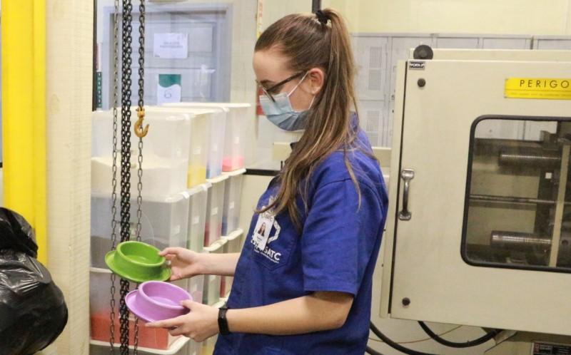 Cursos da UniSatc criam potes de ração para ajudar ONGs de animais 