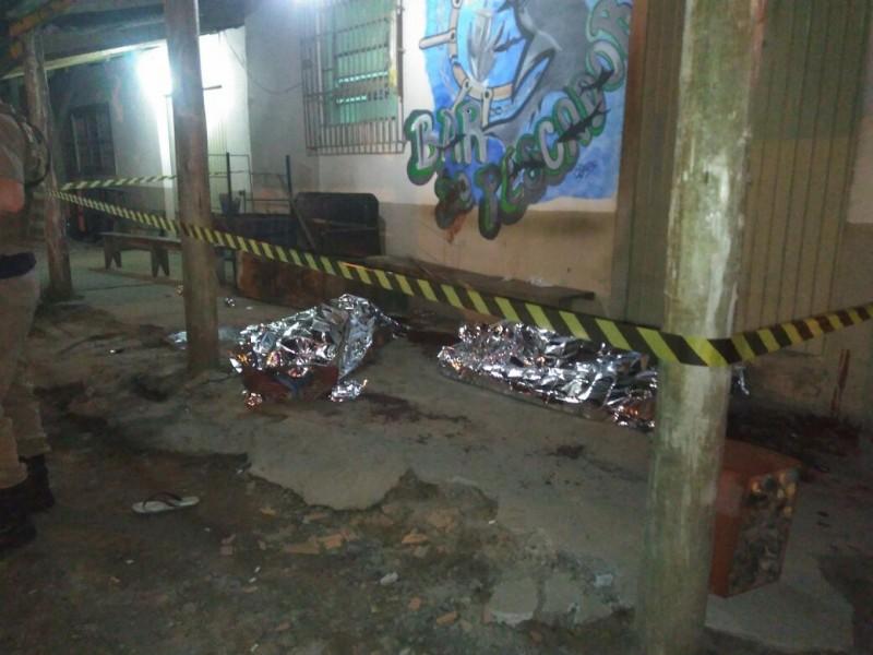 Dois homens são mortos com cortes no pescoço após briga em bar