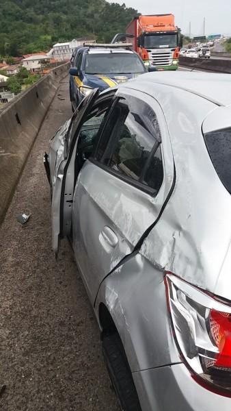 Idosa capota veículo na BR-101