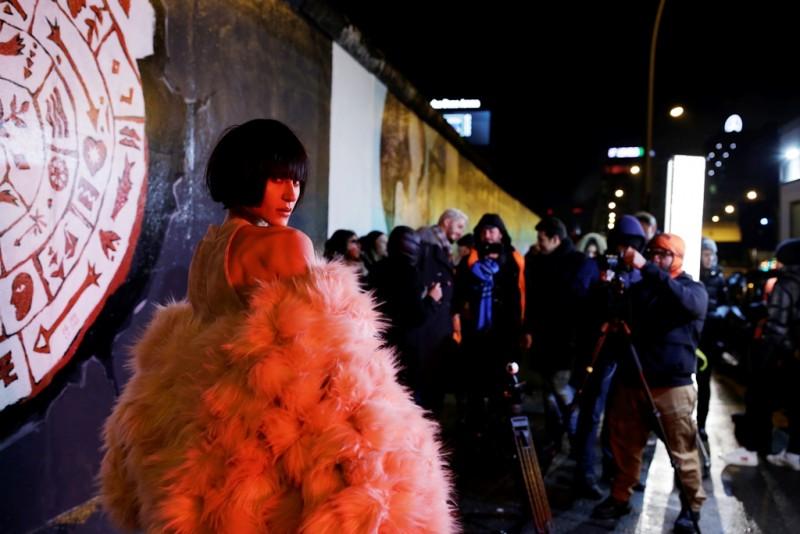 Alícia Kuczman estrela Inverno 2018 da Lança Perfume em Berlim