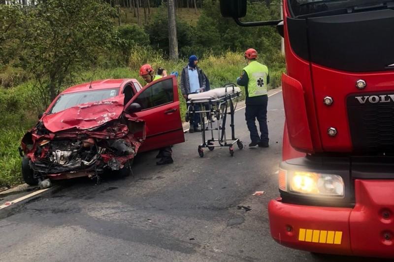 Motorista é hospitalizado após colisão frontal em Urussanga