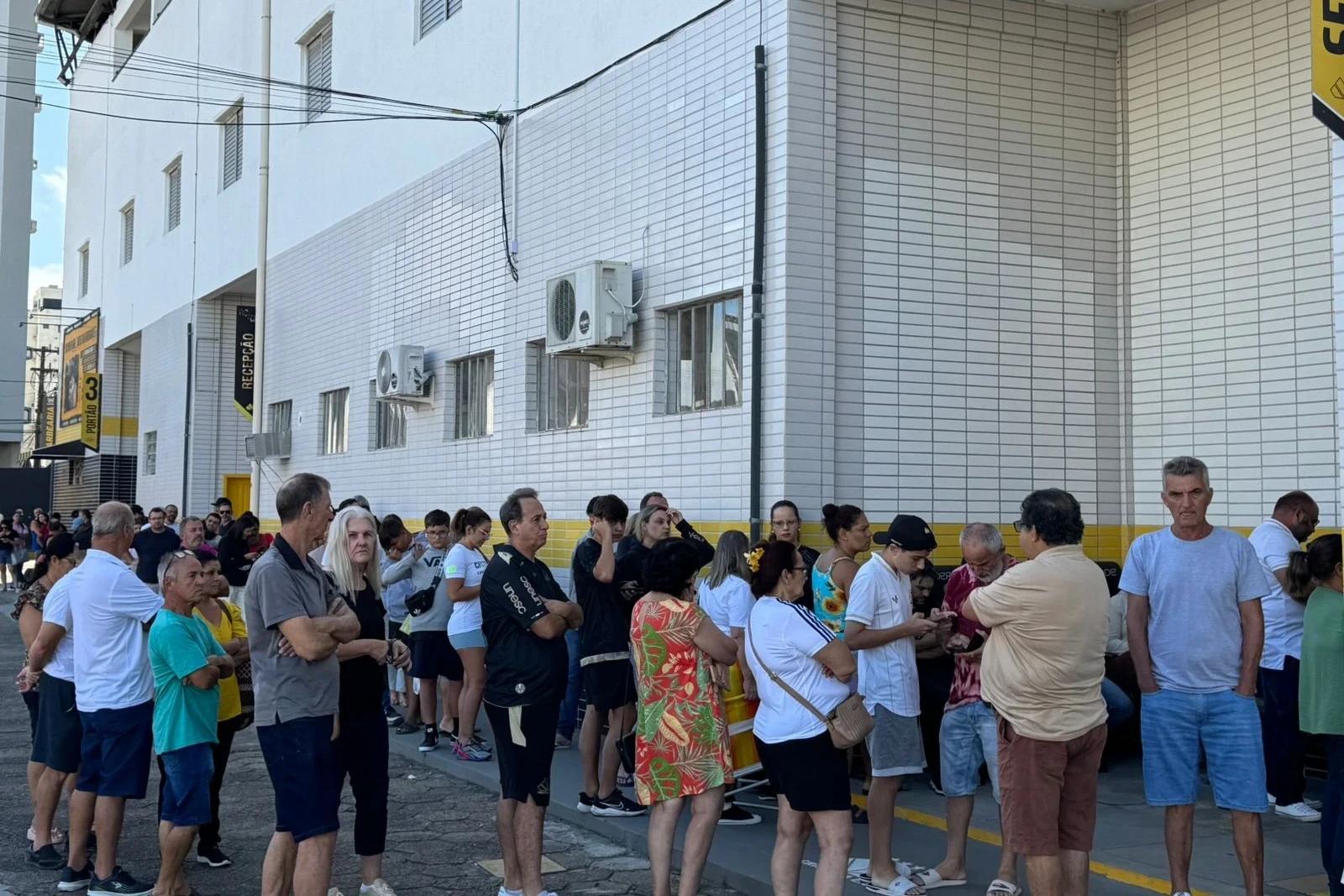 Torcedores do Criciúma formam fila para se associar ao clube