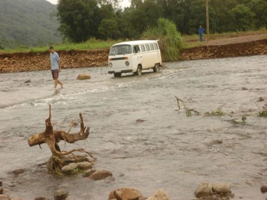 Chuva destrói estradas em Timbé