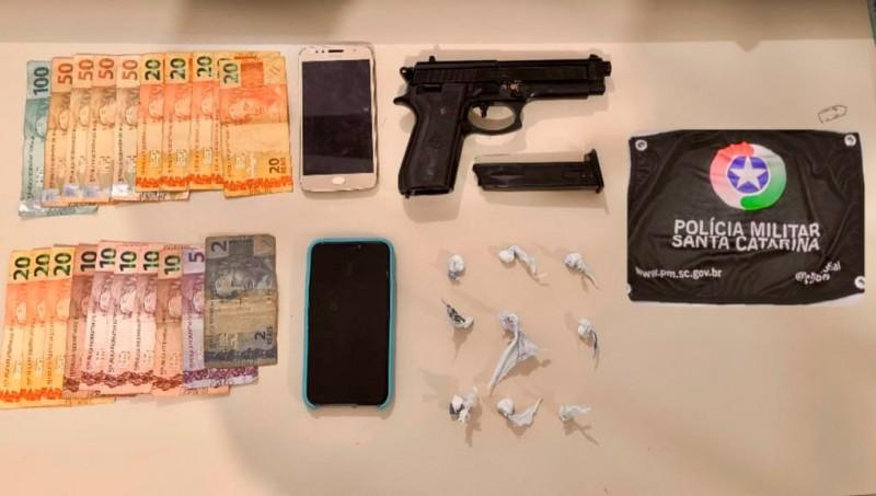 PM prende dois jovens após encontrar simulacro de arma de fogo e cocaína em Balneário Rincão