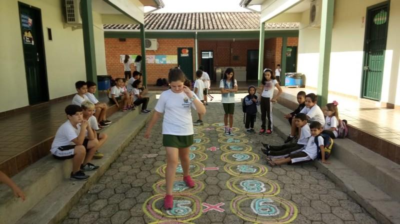 Brincadeiras estimulam a capacidade motora de alunos de Siderópolis