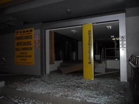 Assaltantes explodem portas de agência bancária em Torres (RS)